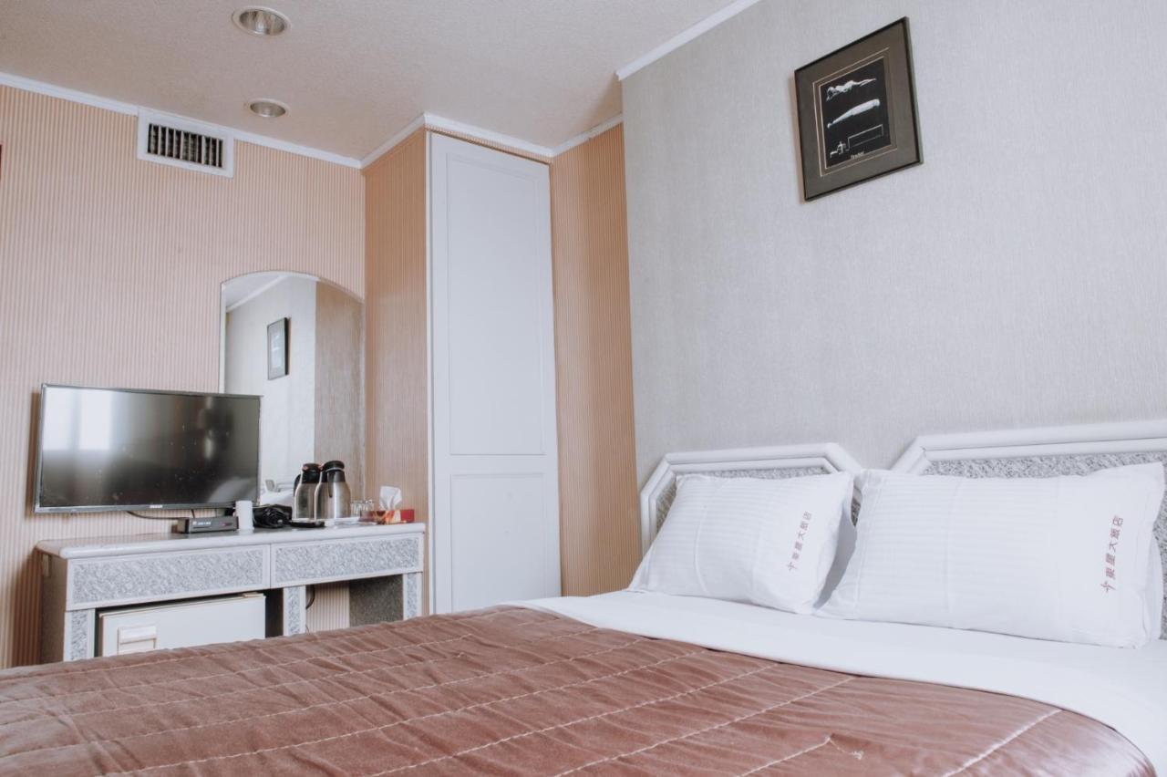 Tong Hsin Hotel Pingtung Eksteriør billede